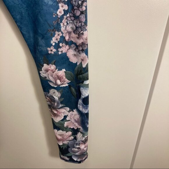 EVOLUTION and CREATION Sz XS Leggings  w/ Flowers & Skulls - Picture 3 of 10